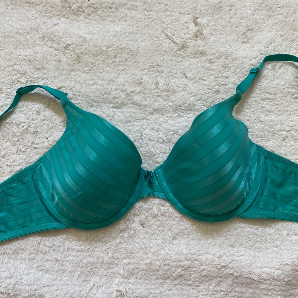 Maidenform 38B underwire, back closure bra